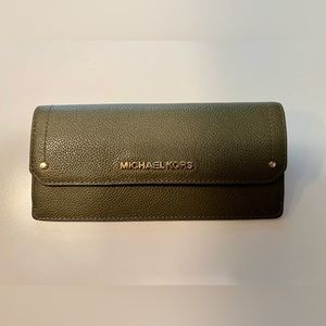 Michael Kors green wallet PERFECT condition